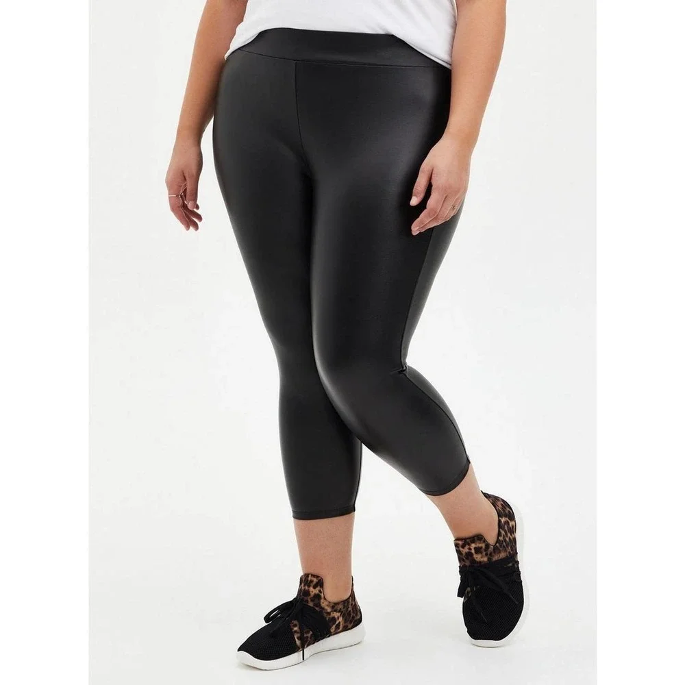 ✨2/$20 Torrid Crop Platinum Legging Coated Ponte Macrame Back Black Size 4 4X - Picture 5 of 11